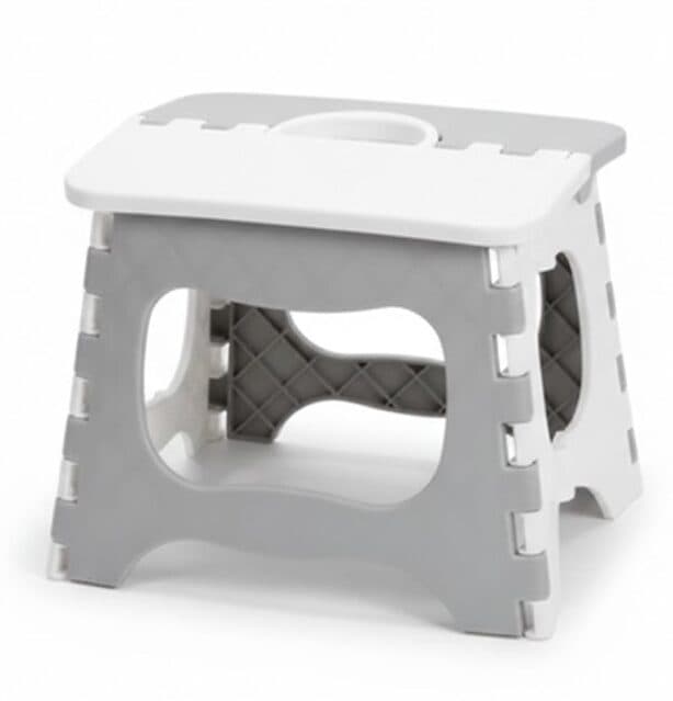 שרפרף פלסטיק אפור לבן מתקפל 26X20X22 ס"מ – חזק ופרקטי קונים רק באטרקציה מהיבואן לצרכן