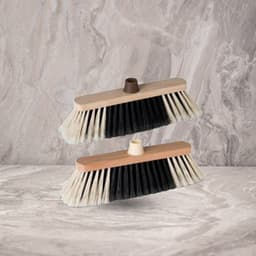 מטאטא עץ שחור לבן