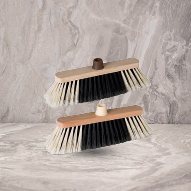 מטאטא עץ שחור לבן