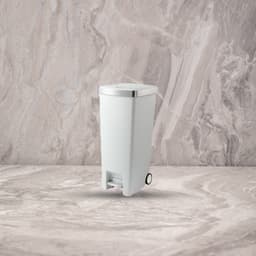 פח דוושה 45 ליטר עם גלגלים לבן