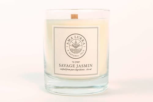 נר שמן | בריח יסמין פרחוני ורענן | הנר אינו מכיל פרפין | המכיל שמנים צמחיים ושעוות ליצירת אוירה בטוחה | מפיץ ריח לחלל החדר | אמה לורה | Ama lurra