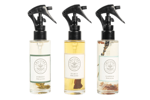 מארז בשמי הבית | מכילים תמציות שמנים אתרים | לבישום חלל הבית | אריגים | סדינים | בגדים אמה לורה | Ama lurra