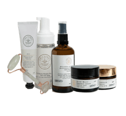 חבילת הטיפוח המושלמת | סבון מוס | פילינג סקראב משמש | קרם יום לחות והגנה | קרם עיניים קליל | גל ליחוח חומצה היאלרונית | גלגלת גייד | לעיסוי והמרצת העור אמה לורה | Ama lurra